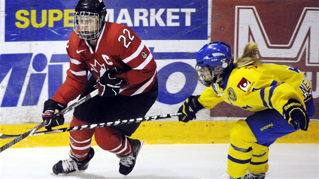 La Canadienne Hayley Wickenheiser (22) et la Suédoise Frida Nevalainen en action dans un match de la Coupe des 4 nations remporté 9-0 par le Canada. La Canadienne Hayley Wickenheiser (22) et la Suédoise Frida Nevalainen en action dans un match de la Coupe des 4 nations remporté 9-0 par le Canada.