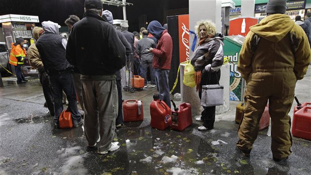 Les citoyens se rendent désormais à pied aux postes de distribution d'essence pour économiser le carburant. Les citoyens se rendent désormais à pied aux postes de distribution d'essence pour économiser le carburant.