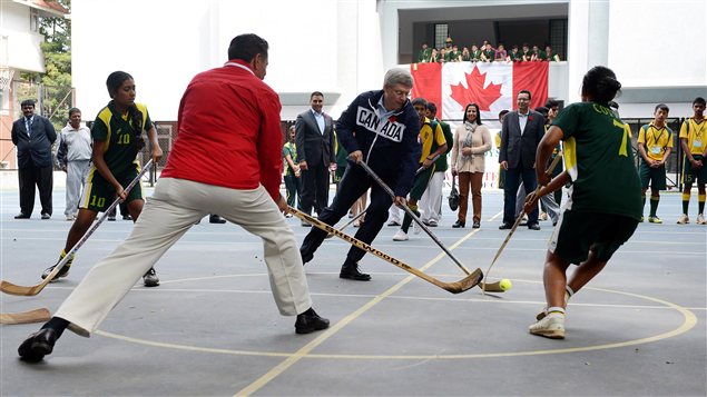 Le premier ministre Stephen Harper dispute un match de hockey en Inde. Le premier ministre Stephen Harper dispute un match de hockey en Inde.