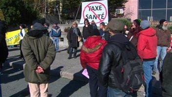 Des manifestants en marge de la conférence nationale des présidentes et présidents du PQ à Sherbrooke. Des manifestants en marge de la conférence nationale des présidentes et présidents du PQ à Sherbrooke.