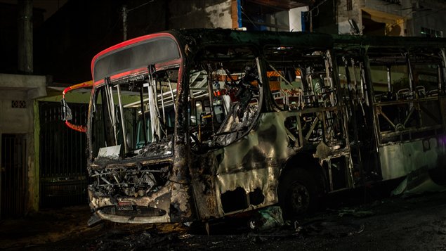 Des cambrioleurs seraient à l'origine de l'incendie de cet autobus, à Sao Paulo, au Brésil Des cambrioleurs seraient à l'origine de l'incendie de cet autobus, à Sao Paulo, au Brésil
