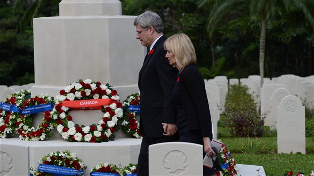 Le premier ministre Stephen Harper et son épouse Laureen dans le cimetière de Hong Kong où repose des soldats canadiens Le premier ministre Stephen Harper et son épouse Laureen dans le cimetière de Hong Kong où repose des soldats canadiens