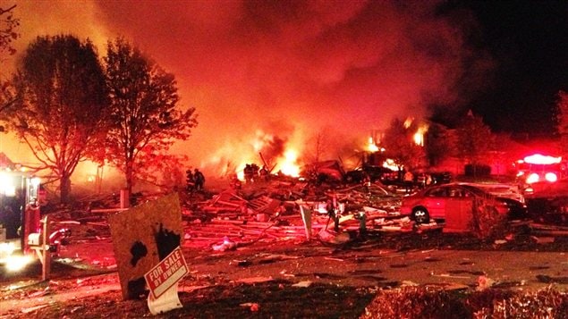 Les popmpiers tentaient de combattre les flammes vers 23 heures samedi soir après une importante explosion à Indianapolis. Les popmpiers tentaient de combattre les flammes vers 23 heures samedi soir après une importante explosion à Indianapolis.