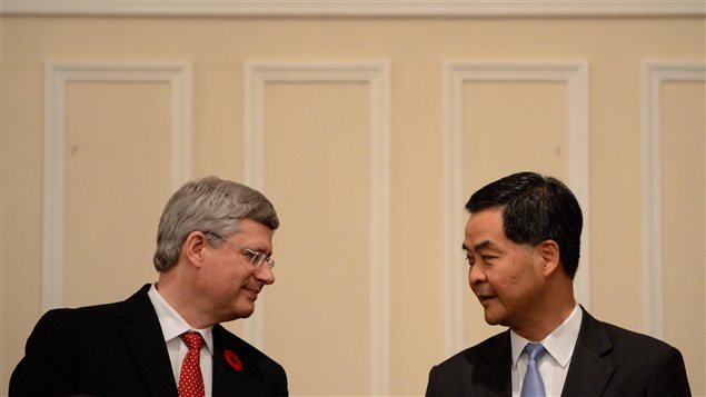 Le premier ministre Stephen Harper et le chef exécutif de Hong Kong Chun-ying Leung, le 11 novembre. Le premier ministre Stephen Harper et le chef exécutif de Hong Kong Chun-ying Leung, le 11 novembre.