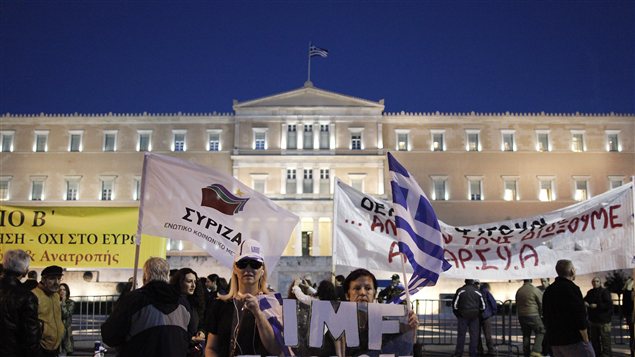 Des manifestants devant le Parlement grec, à Athènes Des manifestants devant le Parlement grec, à Athènes