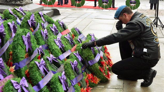 À Ottawa, un vétéran dépose, ému, une couronne en mémoire de soldats disparus. À Ottawa, un vétéran dépose, ému, une couronne en mémoire de soldats disparus.