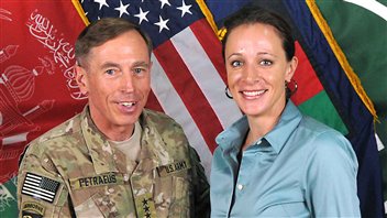 L'ancien chef de la CIA David Petraeus et sa biographe Paula Broadwell le 31 juillet 2011, en Afghanistan. L'ancien chef de la CIA David Petraeus et sa biographe Paula Broadwell le 31 juillet 2011, en Afghanistan.