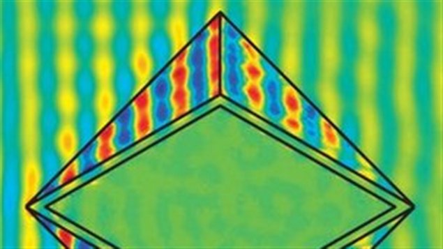Le métamatériau en forme de diamant permet de diriger parfaitement la lumière autour de l'objet Le métamatériau en forme de diamant permet de diriger parfaitement la lumière autour de l'objet