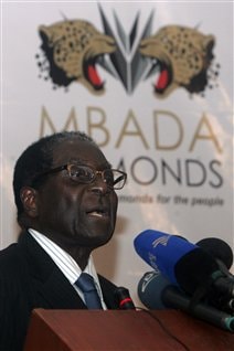 Le président Robert Mugabe livre un discours à l'ouverture de la conférence du gouvernement zimbabwéen sur le commerce des diamants à Victoria Falls. Le président Robert Mugabe livre un discours à l'ouverture de la conférence du gouvernement zimbabwéen sur le commerce des diamants à Victoria Falls.