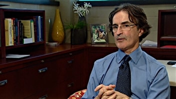 Le Dr. Bergeron souligne que les coups répétitifs à la tête constituent un facteur de risque pour développer l'Alzheimer. Le Dr. Bergeron souligne que les coups répétitifs à la tête constituent un facteur de risque pour développer l'Alzheimer.
