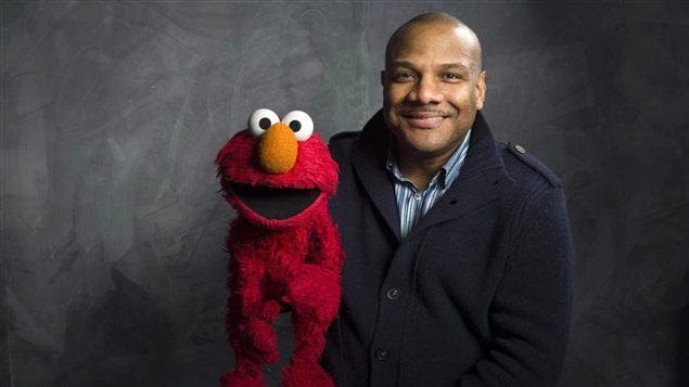 Kevin Clash et la marionnette d'Elmo Kevin Clash et la marionnette d'Elmo