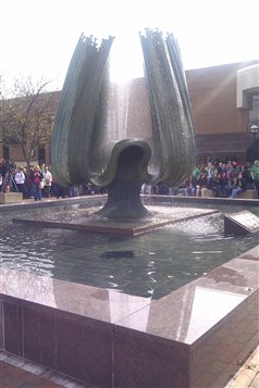 Le monument à la mémoire des victimes de l'accident de 1970, à l'Université Marshall. Le monument à la mémoire des victimes de l'accident de 1970, à l'Université Marshall.