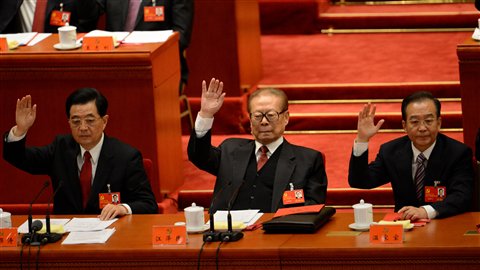 De gauche à droite, le président Hu Jintao, l'ex-président Jiang Zemin et le premier ministre Wen Jiabao à la clôture du 18e Congrès du Parti communiste chinois (PCC). De gauche à droite, le président Hu Jintao, l'ex-président Jiang Zemin et le premier ministre Wen Jiabao à la clôture du 18e Congrès du Parti communiste chinois (PCC).