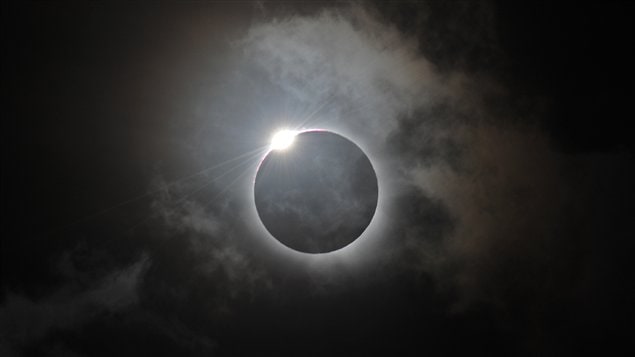 Éclipse solaire totale en Australie le 14 novembre 2012. vvvv Éclipse solaire totale en Australie le 14 novembre 2012. vvvv