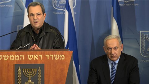 Le ministre israélien de la Défense Ehoud Barak (à gauche) et le premier ministre israélien Benyamin Nétanyahou (à droite) à Tel-Aviv le 14 novembre 2012. Le ministre israélien de la Défense Ehoud Barak (à gauche) et le premier ministre israélien Benyamin Nétanyahou (à droite) à Tel-Aviv le 14 novembre 2012.