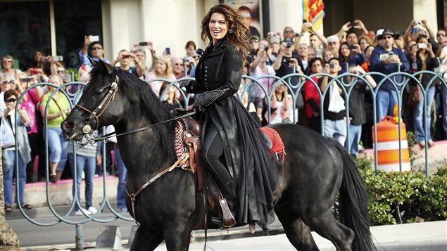 Shania Twain a fait son entrée à Las Vegas sur un cheval. Shania Twain a fait son entrée à Las Vegas sur un cheval.