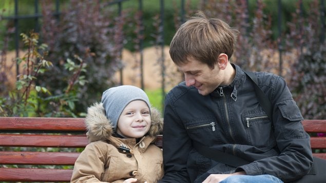 Un enfant avec son père Un enfant avec son père