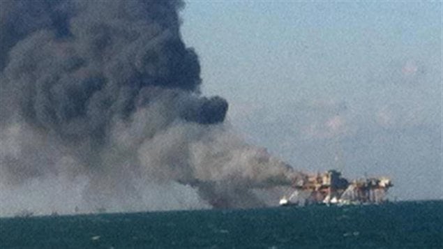 Incendie d'une plate-forme dans la golfe du Mexique. Incendie d'une plate-forme dans la golfe du Mexique.