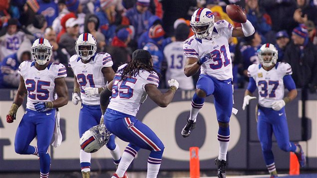 Les joueurs des Bills célèbrent l'interception réalisée par Jairus Byrd (no 31). Les joueurs des Bills célèbrent l'interception réalisée par Jairus Byrd (no 31).
