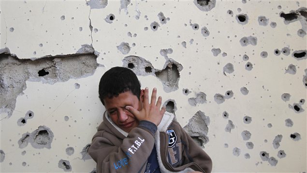 Un jeune Palestinien de 11 ans pleure la destruction de sa maison. Un jeune Palestinien de 11 ans pleure la destruction de sa maison.