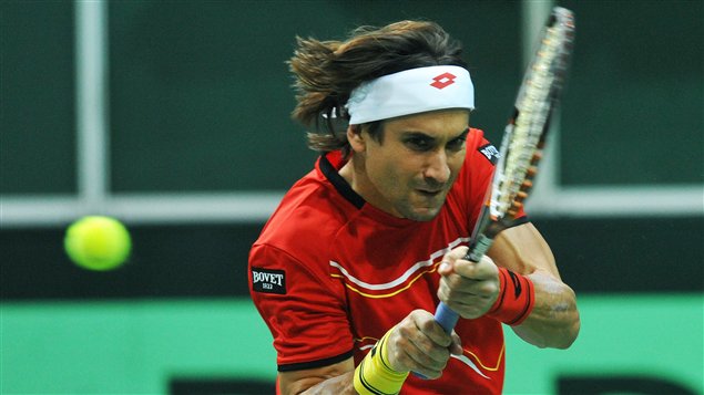 L'Espagnol David Ferrer retourne la balle au Tchèque Radek Stepanek dans un match de la finale de la Coupe Davis à Prague, en République tchèque. L'Espagnol David Ferrer retourne la balle au Tchèque Radek Stepanek dans un match de la finale de la Coupe Davis à Prague, en République tchèque.