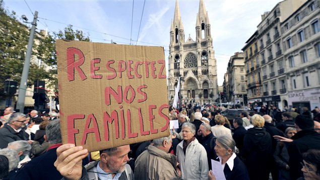 À Marseille, des manifestants contre un projet de loi permettant le mariage et l'adoption pour les gais. À Marseille, des manifestants contre un projet de loi permettant le mariage et l'adoption pour les gais.