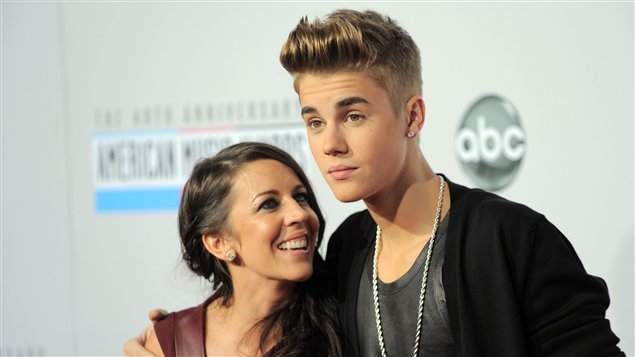 Justin Bieber et Pattie Mallette à leur arrivée à la 40e cérémonie des American Music Awards à Los Angeles le 18 novembre 2012. Justin Bieber et Pattie Mallette à leur arrivée à la 40e cérémonie des American Music Awards à Los Angeles le 18 novembre 2012.