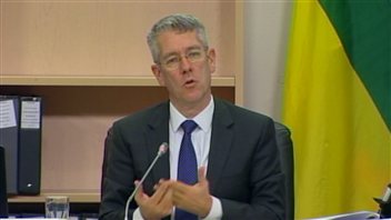 Le directeur du CRTC, Jean-Pierre Blais, a posé plusieurs questions. Le directeur du CRTC, Jean-Pierre Blais, a posé plusieurs questions.