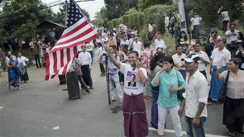 Barack Obama a été accueilli par des milliers de personnes agitant des drapeaux américains à son arrivée au Myanmar. Barack Obama a été accueilli par des milliers de personnes agitant des drapeaux américains à son arrivée au Myanmar.