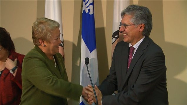 Pauline Marois et Matthew Coon Come, se serrant la main Pauline Marois et Matthew Coon Come, se serrant la main