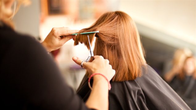 Une coiffeuse Une coiffeuse