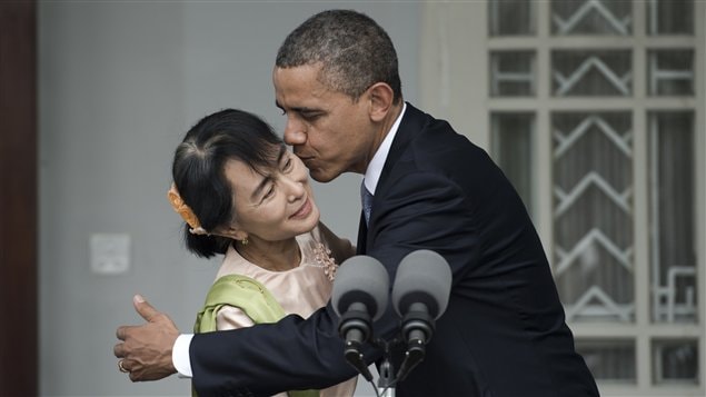 Le président américain Barack Obama embrasse la chef de file de l'opposition birmane après une conférence de presse à la résidence de Aung San Suu Kyi, le 19 novembre 2012, au Myanmar. Le président américain Barack Obama embrasse la chef de file de l'opposition birmane après une conférence de presse à la résidence de Aung San Suu Kyi, le 19 novembre 2012, au Myanmar.