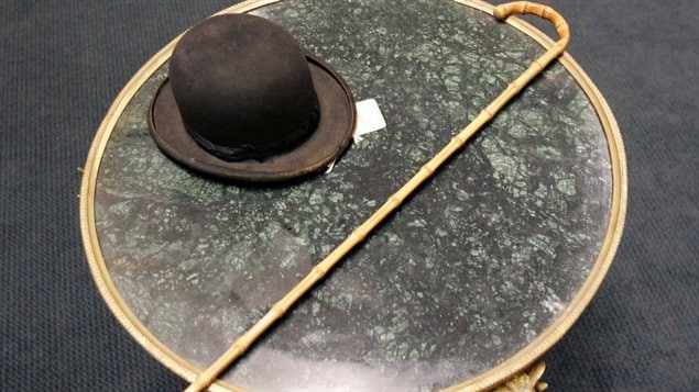 Le chapeau et la canne de Charlie Chaplin ont été vendus aux enchères Le chapeau et la canne de Charlie Chaplin ont été vendus aux enchères