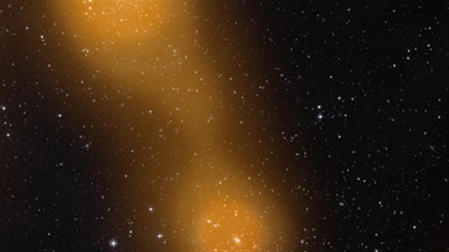 Représentation du pont de gaz chaud reliant une paire d'amas de galaxies. Représentation du pont de gaz chaud reliant une paire d'amas de galaxies.