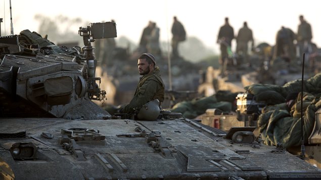 Des soldats israéliens dans leurs tanks, près de la frontière avec la bande de Gaza. Des soldats israéliens dans leurs tanks, près de la frontière avec la bande de Gaza.