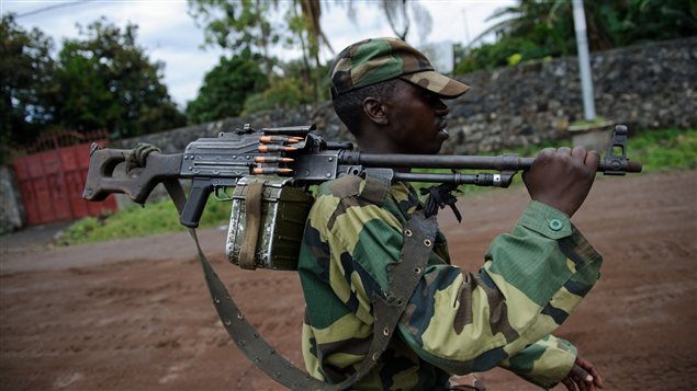 Un rebelle du M23 marche dans les rues de Goma. Un rebelle du M23 marche dans les rues de Goma.