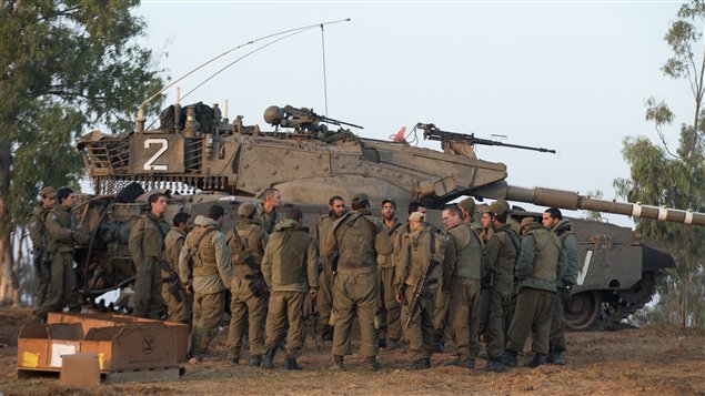Malgré la suspension provisoire de tout projet d'offensive terrestre, des soldats israéliens se tiennent prêts à la frontière avec la bande de Gaza. Malgré la suspension provisoire de tout projet d'offensive terrestre, des soldats israéliens se tiennent prêts à la frontière avec la bande de Gaza.
