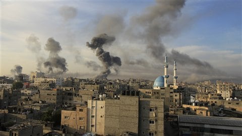 De la fumée émane de Rafah, entre la bande de Gaza et l'Égypte, après les bombardements de l'armée israélienne le 21 novembre 2012. De la fumée émane de Rafah, entre la bande de Gaza et l'Égypte, après les bombardements de l'armée israélienne le 21 novembre 2012.