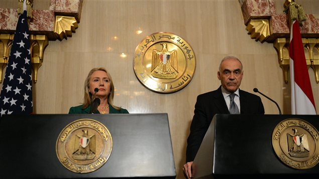 La secrétaire d'État américaine Hillary Clinton (à gauche) et le ministre égyptien des Affaires étrangères Mohammed Kamel Amr (à droite) La secrétaire d'État américaine Hillary Clinton (à gauche) et le ministre égyptien des Affaires étrangères Mohammed Kamel Amr (à droite)
