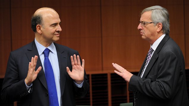 Le ministre français des Finances Pierre Moscovici (à gauche) et le président de l'Eurogroupe Jean-Claude Juncker (à droite) lors de la réunion à Bruxelles. Le ministre français des Finances Pierre Moscovici (à gauche) et le président de l'Eurogroupe Jean-Claude Juncker (à droite) lors de la réunion à Bruxelles.