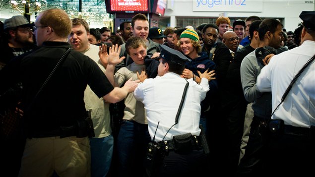 Un foule se presse pour profiter des aubaines du Black Friday, au Mall of America, le 25 novembre 2011. Un foule se presse pour profiter des aubaines du Black Friday, au Mall of America, le 25 novembre 2011.