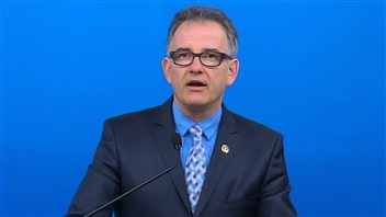 Le ministre Réjean Hébert, au cours de la conférence de presse consacrée au rapport sur les drames intrafamiliaux. Le ministre Réjean Hébert, au cours de la conférence de presse consacrée au rapport sur les drames intrafamiliaux.