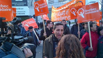 Le député Amir Khadir participe à la manifestation. Le député Amir Khadir participe à la manifestation.