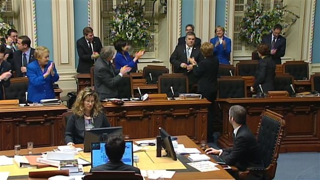 Les députés du gouvernement péquiste saluent leur collègue Daniel Breton. (à droite) Les députés du gouvernement péquiste saluent leur collègue Daniel Breton. (à droite)