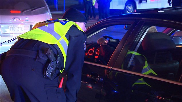 Un policier questionne un automobiliste lors de d'un barrage routier, jeudi soir, au sud de Montréal. Un policier questionne un automobiliste lors de d'un barrage routier, jeudi soir, au sud de Montréal.