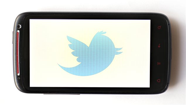 Logo de Twitter dans un écran de téléphone. Logo de Twitter dans un écran de téléphone.
