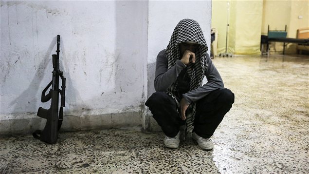 Un rebelle syrien dans la ville de Maraat Al-Numan dans le sud de la province d'Idlib Un rebelle syrien dans la ville de Maraat Al-Numan dans le sud de la province d'Idlib