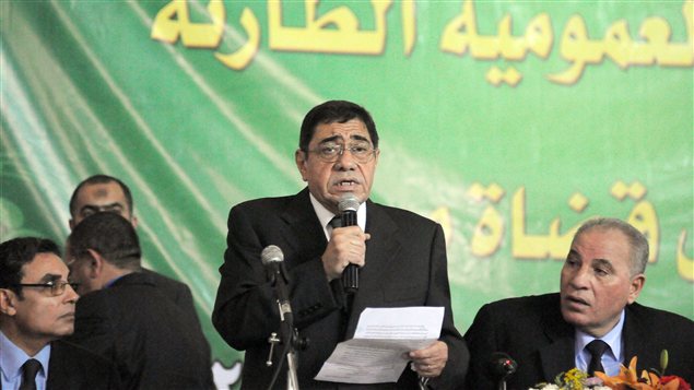 L'ancien procureur général Andel-Meguid Mahmoud prend la parole lors d'une conférence de presse, le 24 novembre, pour s'opposer à l'élargissement des pouvoirs du président. L'ancien procureur général Andel-Meguid Mahmoud prend la parole lors d'une conférence de presse, le 24 novembre, pour s'opposer à l'élargissement des pouvoirs du président.