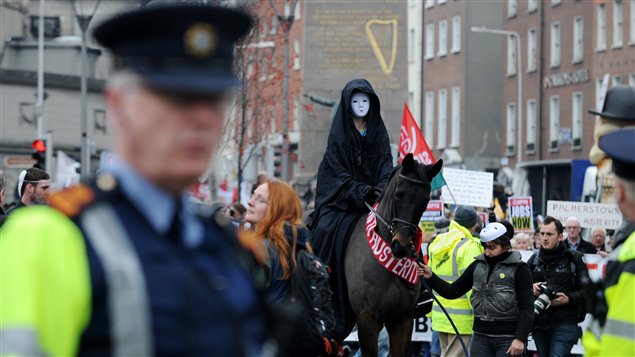 Des Irlandais manifestent contre le budget d'austérité, sous l'oeil des policiers Des Irlandais manifestent contre le budget d'austérité, sous l'oeil des policiers