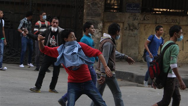 Des manifestants égyptiens lancent des pierres en direction de la police, à la place Tahrir, au Caire. Des manifestants égyptiens lancent des pierres en direction de la police, à la place Tahrir, au Caire.